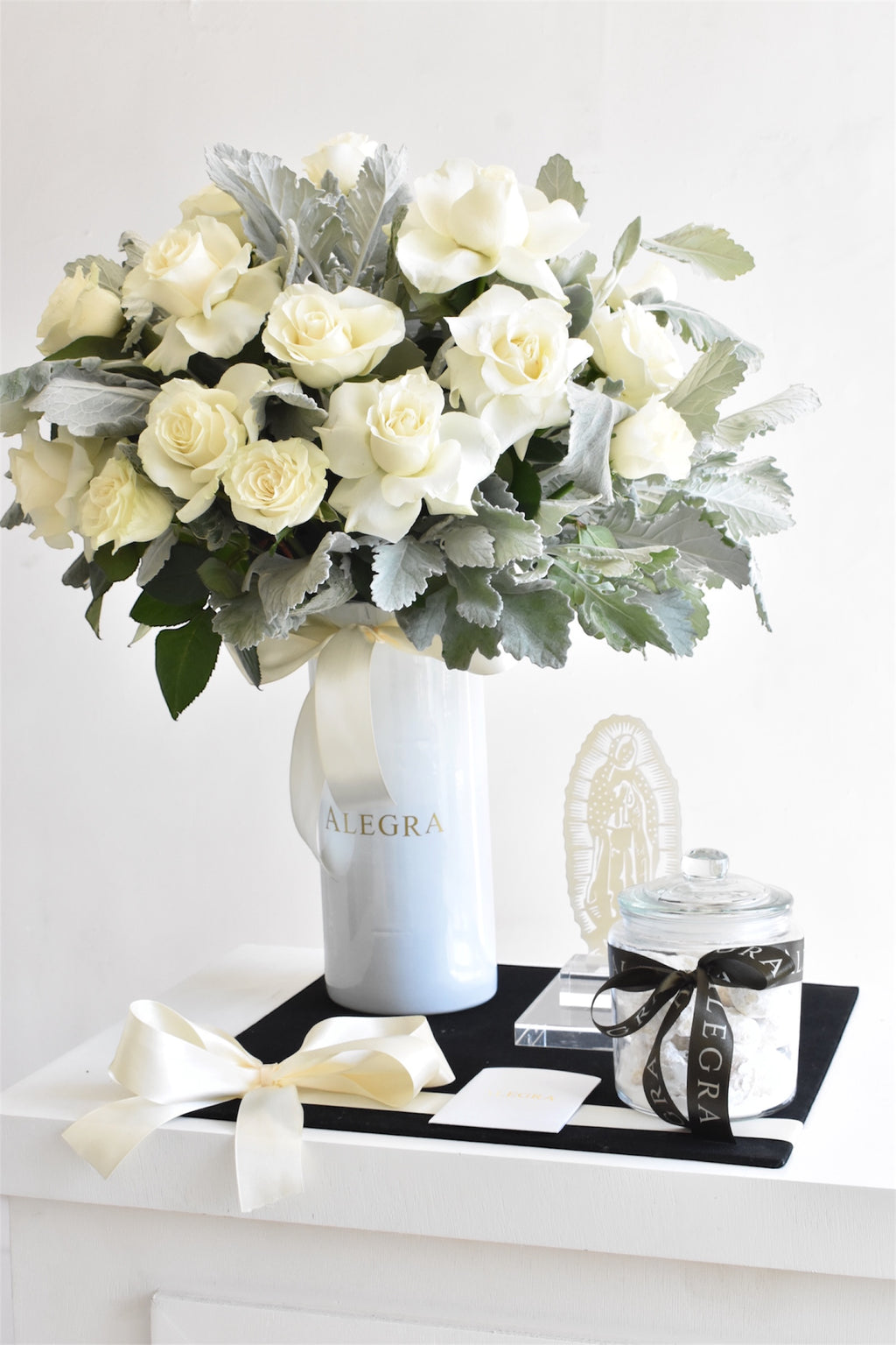 Set de Condolencias Rosas al Cielo & Virgen & Besos de Nuez
