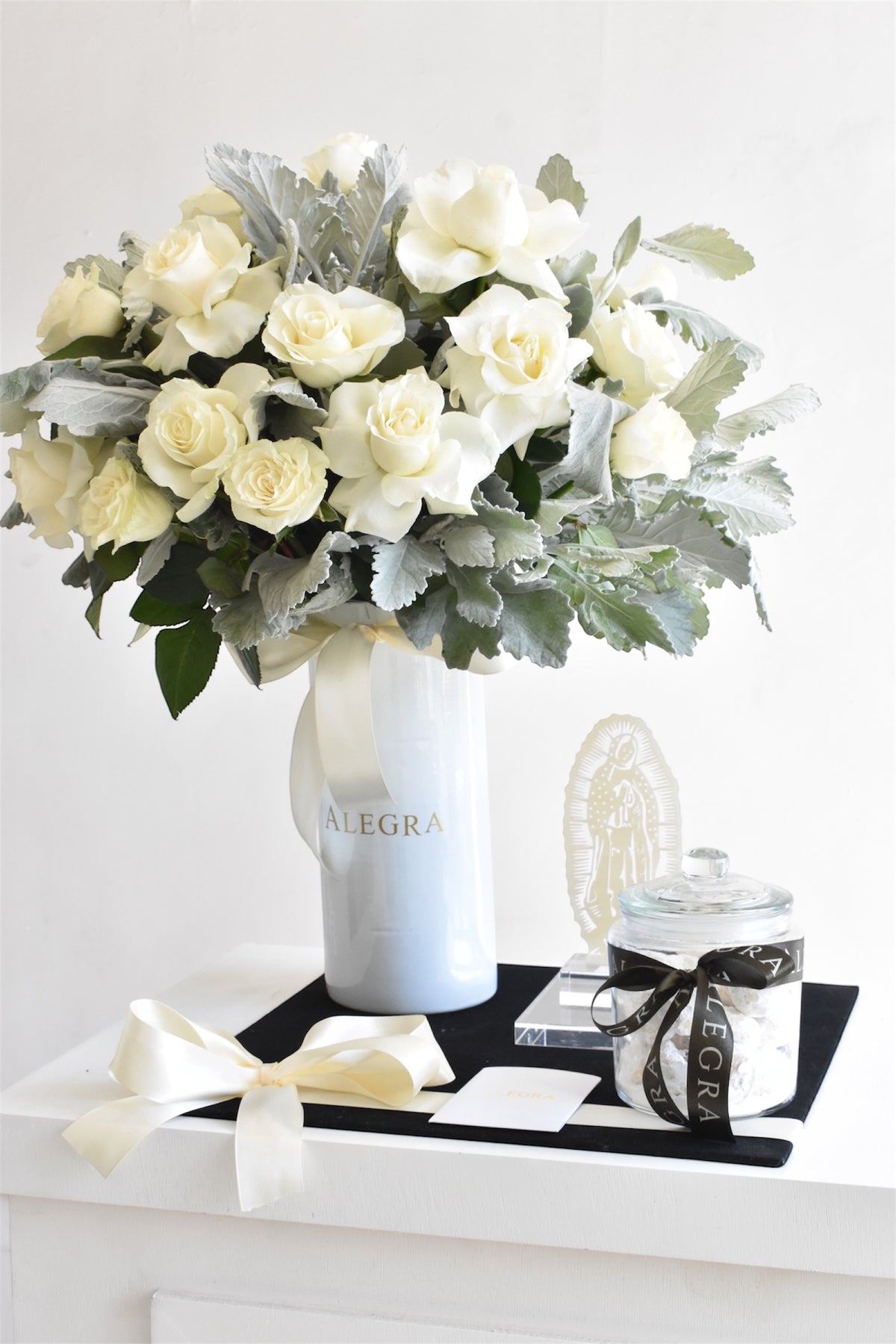 Set de Condolencias Rosas al Cielo & Virgen & Besos de Nuez