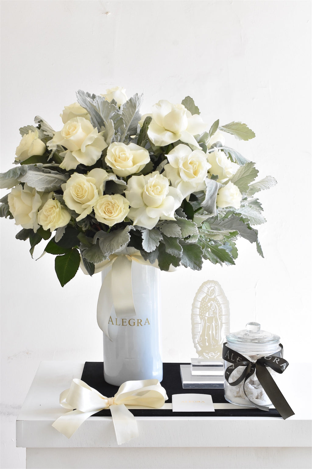 Set de Condolencias Rosas al Cielo & Virgen & Besos de Nuez